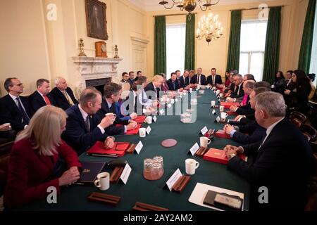 Premierminister Boris Johnson leitet das erste Kabinettstreffen in der 10 Downing Street, London, seit der Umschüffung. Stockfoto