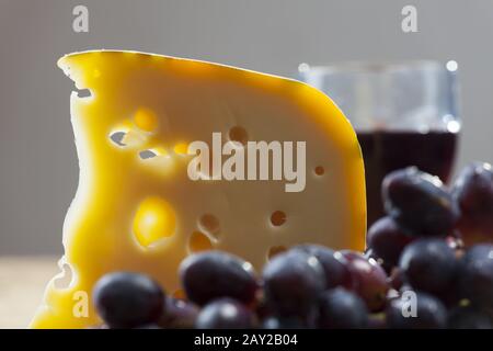 Schweizer Käse, Trauben und Rotwein Stockfoto