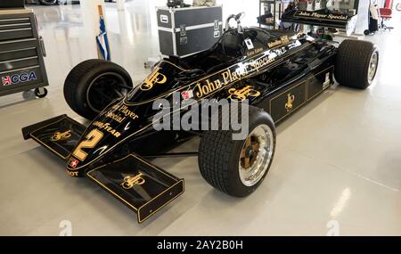 Katsuaki Kubotas 1982, Black and Gold Lotus 91 / 7 Historisches Formel-1-Auto, in der International Pits Garage, beim Silverstone Classic 2019 Stockfoto