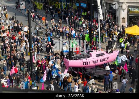 London, Großbritannien. Blick von oben, als der Protest Der Extinction Rebellion den Oxford Circus zum Erliegen bringt. Stockfoto