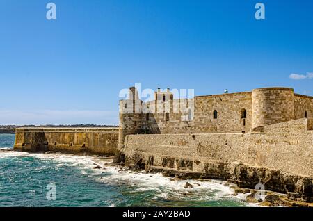 Ausschnitt aus der Wand auf dem Meer des mittelalterlichen Maniace Schloss in Siracusa Stockfoto