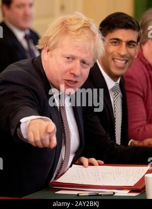 Premierminister Boris Johnson leitet neben dem neuen Schatzkanzler Rishi Sunak (rechts) das erste Kabinettstreffen in der 10 Downing Street, London, seit der Umschüffung. Stockfoto
