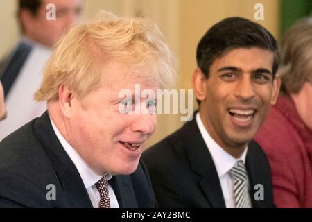 Premierminister Boris Johnson leitet neben dem neuen Schatzkanzler Rishi Sunak (rechts) das erste Kabinettstreffen in der 10 Downing Street, London, seit der Umschüffung. Stockfoto