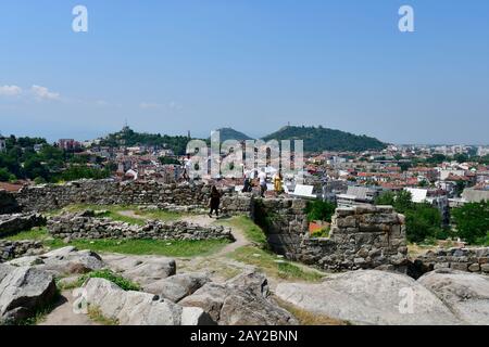 Plovdiv, Bulgarien - 08. Juni 2018: Nicht identifizierte Touristen durch Besichtigungen auf der Zitadelle auf dem Nebet-Hügel, Stadtansicht zu verschiedenen Gebäuden, Dzhumaya-Moschee Stockfoto