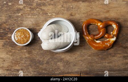Bayerische Kalbswurst mit Brezel Stockfoto