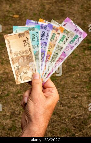 Indien, die alle 2020 indischen Währung Rupie-Banknoten hält Stockfoto