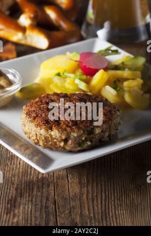 Bayrisches Fleischbrot mit Kartoffelsalat Stockfoto