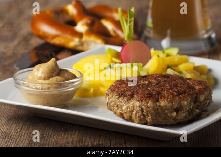 Bayrisches Fleischbrot mit Kartoffelsalat Stockfoto