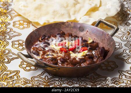 Indische Dhal-Schale in einer Kupferpfanne Stockfoto