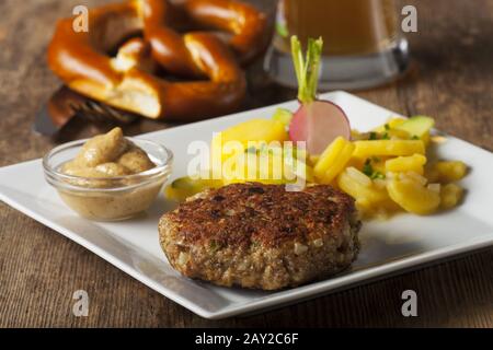 Bayerische Fleischbällchen mit Kartoffelsalat Stockfoto