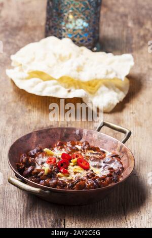 Indische Dhal-Schale in einer Kupferpfanne Stockfoto