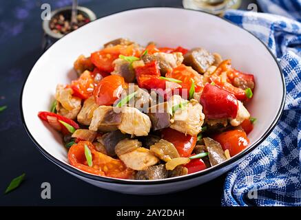 Hähnchen rühren Sie braten. Fleisch eintauen mit Gemüse süßer Pfeffer, Zwiebel, Tomate, Auberginen in Sojasoße Soße. Ketogene Ernährung. Stockfoto