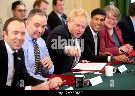 Premierminister Boris Johnson (Zentrum), neben dem neuen Schatzkanzler Rishi Sunak (zweite rechte Seite), Kabinettsekretär Mark Sedwill (zweite linke Seite), Arbeits- und Rentensekretärin Therese Coffey (rechte Seite) und Gesundheitsminister Matt Hancock (linke Seite) während der ersten Kabinettssitzung in der 10 Downing Street, London, seit der Kabinettsumbildung. Stockfoto