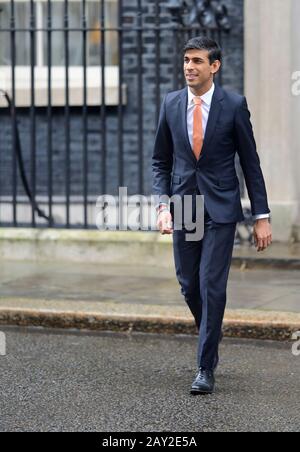 Rishi Sunak Abgeordneter verlässt die 10 Downing Street, nachdem er nach dem überraschenden Rücktritt von Sajid Javid während seiner Ernennung zum Schatzkanzler ernannt wurde Stockfoto