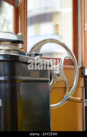 Seitenansicht einer Lenkansicht einer Straßenbahn Stockfoto