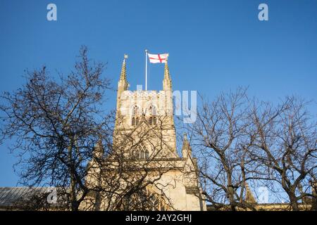 Ein Saint George's Cross, das auf der alten Southwark Cathedral in Southwark, London, Großbritannien, fliegt Stockfoto