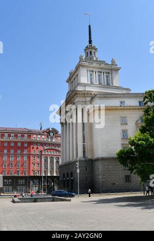 Sofia, Bulgarien - 16. Juni 2018: Nicht identifizierte Personen und ehemaliger Hauptsitz der bulgarischen kommunistischen Partei namens Largo Stockfoto