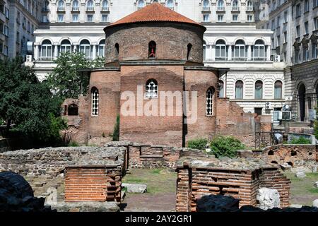 Sofia, Bulgarien - 16. Juni 2018: Mittelalterkirche Sveti Georgi im öffentlichen Innenhof des Präsidenten ofiice Complex Stockfoto