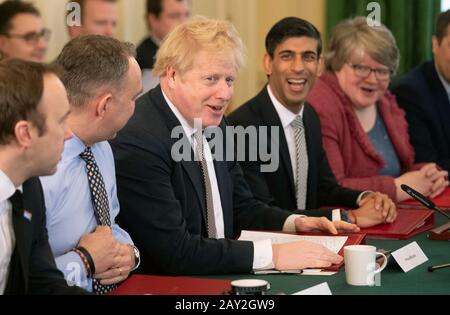 Premierminister Boris Johnson (Zentrum), neben dem neuen Schatzkanzler Rishi Sunak (zweite rechte Seite), Kabinettsekretär Mark Sedwill (zweite linke Seite), Arbeits- und Rentensekretärin Therese Coffey (rechte Seite) und Gesundheitsminister Matt Hancock (linke Seite) während der ersten Kabinettssitzung in der 10 Downing Street, London, seit der Kabinettsumbildung. Stockfoto