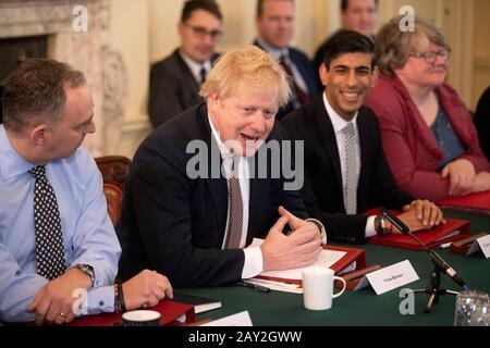 Premierminister Boris Johnson neben dem neuen Schatzkanzler Rishi Sunak (zweite rechts), Kabinettsekretär Mark Sedwill (links) und Arbeits- und Rentensekretärin Therese Coffey (rechts) während der ersten Kabinettssitzung in der 10 Downing Street, London, seit der Umschüffung. Stockfoto