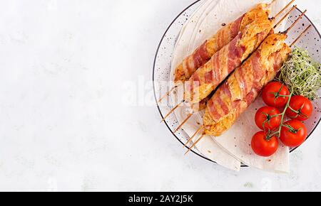 Gegrillte truthahn (Huhn) mit gehackten Lula Kebab mit Kürbisse, die in Speck auf dem Teller gewickelt sind. Draufsicht, Overhead Stockfoto