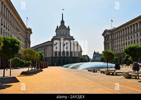 Sofia, Bulgarien - 16. Juni 2018: Das Largo-Gebäude, ehemaliger Hauptsitz der kommunistischen Partei, Büro der rechten Präsidenten, Gebäude der Ministerien Stockfoto