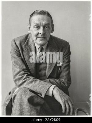 T. S. Eliot [Thomas Stearns Eliot] (1888-1965) britischer Dichter und Schriftsteller erinnerte sich am besten an sein Modernistengedicht The Waste Land, das 1922 veröffentlicht wurde und 1948 Literaturnobelpreisträger wurde. Weitere Informationen finden Sie weiter unten. Stockfoto