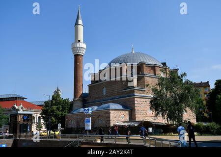 Sofia, Bulgarien - 16. Juni 2018: Nicht identifizierte Personen, cityscpae mit Banya Bashi Moschee, zentrale Markt- und Eingang zur U-Bahn Station Stockfoto