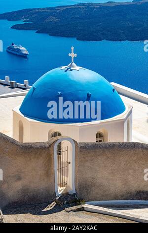 Blaues Kuppeldach der Kirche der drei Glocken, Santorini, Griechenland. Stockfoto