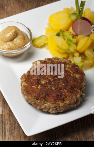 Bayerische Fleischbällchen mit Kartoffelsalat Stockfoto