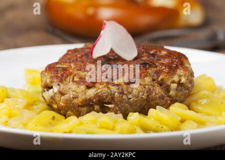 Bayerische Fleischbällchen mit Kartoffelsalat Stockfoto