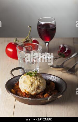 Ungarischer Gulasch in einem Topf Stockfoto
