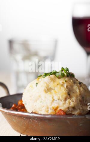 Ungarischer Gulasch in einem Topf Stockfoto