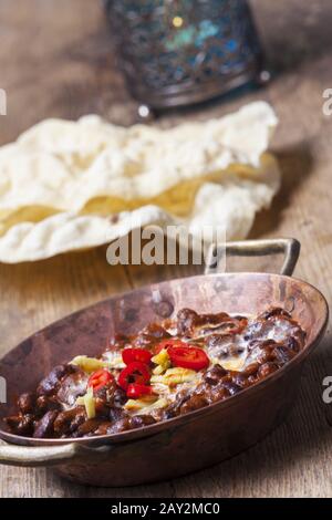 Indische Dhal-Schale in einer Kupferpfanne Stockfoto