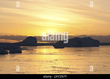 Gelbe Winternacht bei Sonnenuntergang in der Antarktis. Stockfoto