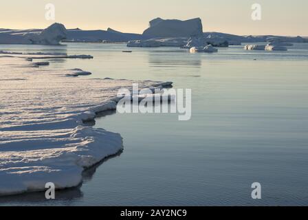 Straße zwischen den antarktischen Inseln, die mit Eis bedeckt sind. Stockfoto
