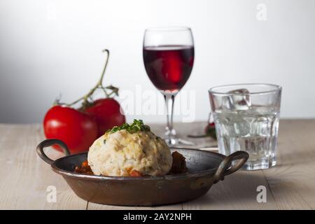 Ungarischer Gulasch in einem Topf Stockfoto