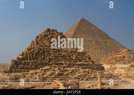 Altes Königreich Ägypten. Pyramide der zweiten oder dritten Frau von pharao Khufu, Henutsen. (G1c). Dynastie. Im Hintergrund die Pyramide von Khufu oder Große Pyramide. Giza-Pyramidenkomplex. Stockfoto