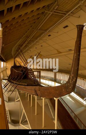 Khufu (Cheops)-Schiff. Intakter Behälter in voller Größe. Typ, der als "solarer Kahn" bekannt ist, ein rituelles Gefäß, das den wiederauferstandenen König mit dem sonnengott Ra über den Himmel tragen soll. Dynastie. Altes Königreich. Giza-Pyramide-Komplex. C. 2500 V. CHR. Gizeh Solar Boat Museum. Ägypten. Stockfoto