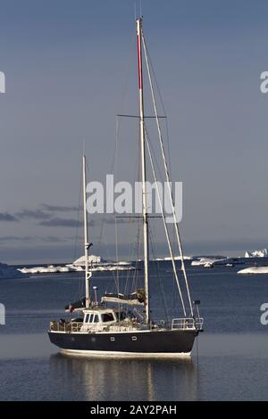 Segelyacht vor Anker in den Gewässern der Antarktis Sommertages Stockfoto