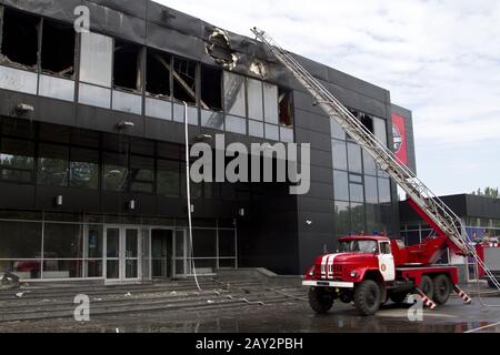 Feuerwehrwagen in der Nähe des Sportkomplexes Donbass nach dem Brand Stockfoto