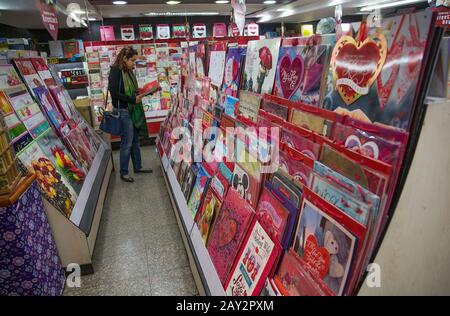 Neu-Delhi, Indien. Februar 2020. Eine Frau wählt Grußkarten am Valentinstag in Neu-Delhi, Indien, 14. Februar 2020 aus. Credit: Javed Dar/Xinhua/Alamy Live News Stockfoto