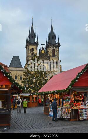 Prag, Tschechien - 2. Dezember 2015: Nicht identifizierte Menschen auf dem Weihnachtsmarkt auf dem Altstädter Platz und der Kirche Tyn Stockfoto