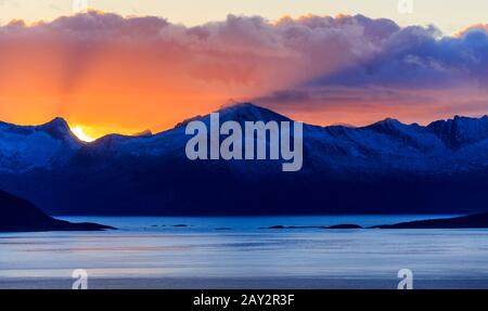 Blick auf den Sonnenuntergang in Richtung Senja von Sommarøy Tromso Region Nord Norwegen arktischen Kreis winter Stockfoto