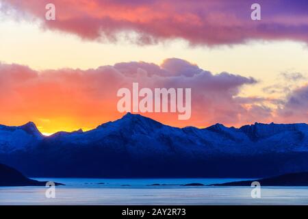 Blick auf den Sonnenuntergang in Richtung Senja von Sommarøy Tromso Region Nord Norwegen arktischen Kreis winter Stockfoto