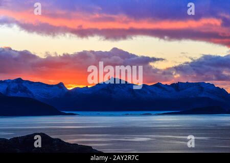 Blick auf den Sonnenuntergang in Richtung Senja von Sommarøy Tromso Region Nord Norwegen arktischen Kreis winter Stockfoto