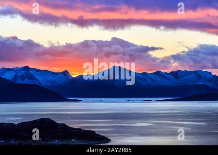 Blick auf den Sonnenuntergang in Richtung Senja von Sommarøy Tromso Region Nord Norwegen arktischen Kreis winter Stockfoto