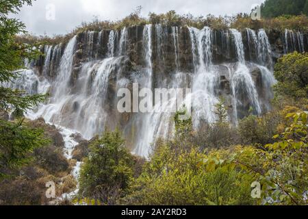 Mehrstufiger großer Wasserfall im Jiuzhaigou-Tal Stockfoto