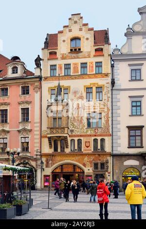 Prag, Tschechien - 2. Dezember 2015: Gebäude mit Gemälden und nicht identifizierten Menschen auf Dem Altstädter Platz Stockfoto