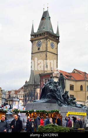 Prag, Tschechien - 2. Dezember 2015: Nicht identifizierte Menschen auf dem Weihnachtsmarkt auf dem alten Stadtplatz mit Jan Hus Denkmal und Rathaus Stockfoto